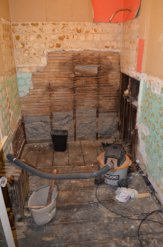 Illustration for article titled Houselopnik, unexpected bathroom renovation pt 2